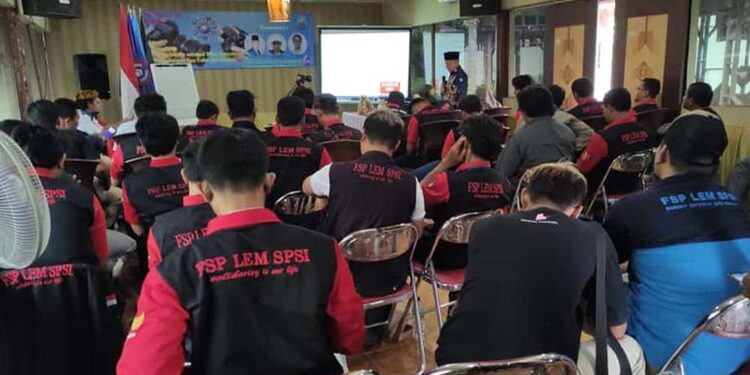 Ketum PPWI Berikan Materi Jurnalistik Bagi Buruh