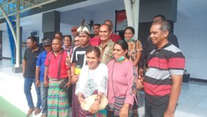 Keluarga Puor Sambut Romo Reynaldi Sakeng di Bandara Wunopito Lewoleba