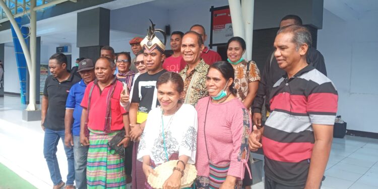 Keluarga Puor Sambut Romo Reynaldi Sakeng di Bandara Wunopito Lewoleba