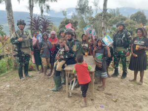 Satgas Tengkorak Serahkan Sebako Bagi Keluarga Yance Suni