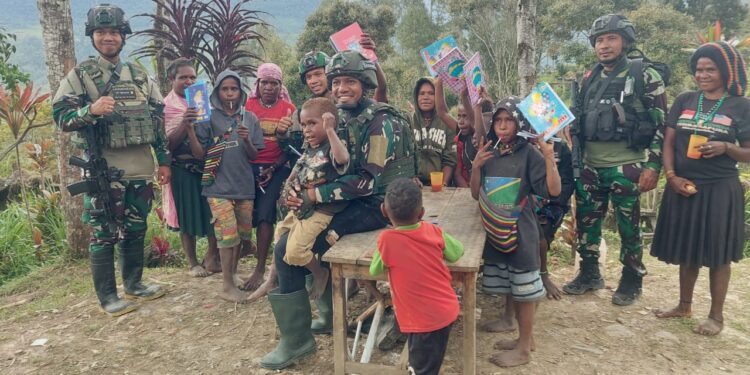 Satgas Tengkorak Serahkan Sebako Bagi Keluarga Yance Suni