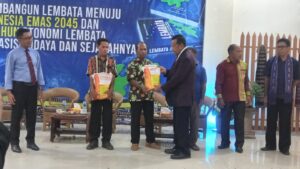Sulaeman Hamzah Sumbang 22,5 Ton Bibit Jagung Untuk Petani Lembata