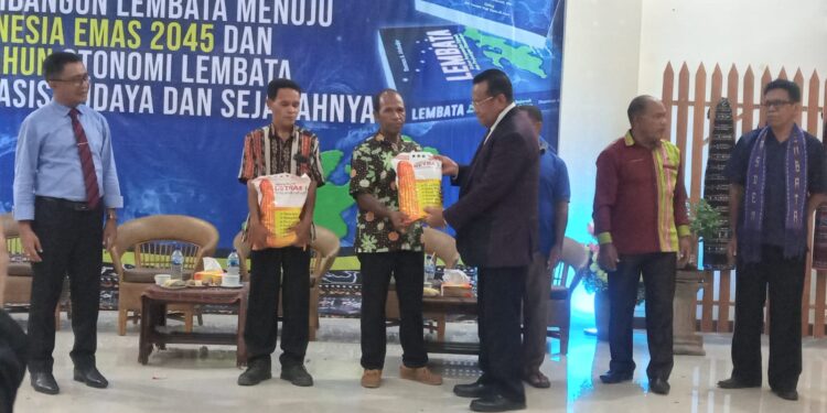 Sulaeman Hamzah Sumbang 22,5 Ton Bibit Jagung Untuk Petani Lembata