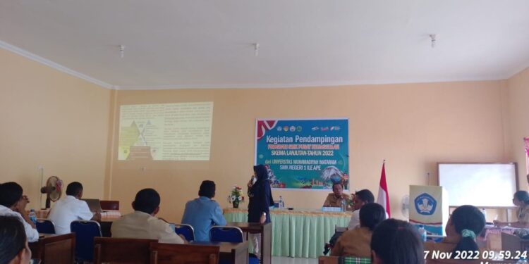 Dr. Pujiastuti Sajikan Materi “Teaching Factory” di SMKN 1 Ile Ape