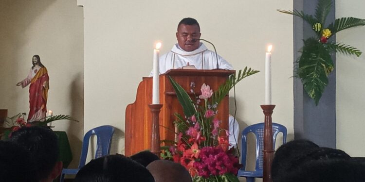 Romo Eman : “Moto Tahbisan RM. Reynaldi Sakeng, Sabda Kekuatan Imamat”