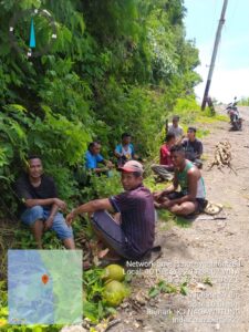 Warga Desa Warawatung Bersihkan Jaringan Listrik