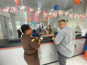 Kejari Lembata Setor Uang Tersangka Korupsi Awulolong ke Kas Negara