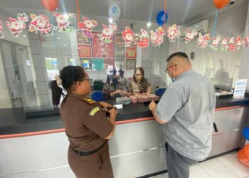 Kejari Lembata Setor Uang Tersangka Korupsi Awulolong ke Kas Negara