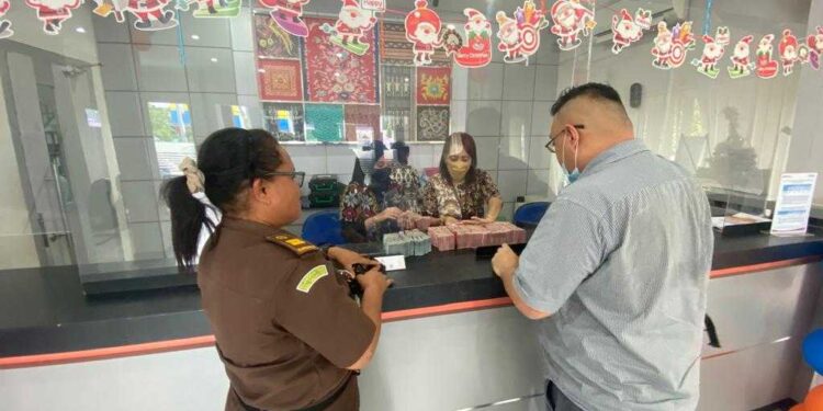 Kejari Lembata Setor Uang Tersangka Korupsi Awulolong ke Kas Negara