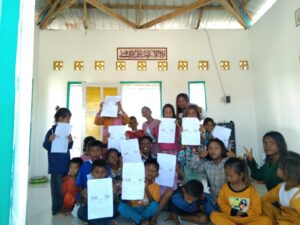 Dosen Kimia FMIPA UNWIRA Kupang dan anak Pulau Kera Belajar IPA