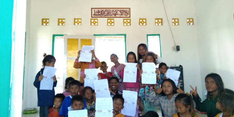 Dosen Kimia FMIPA UNWIRA Kupang dan anak Pulau Kera Belajar IPA