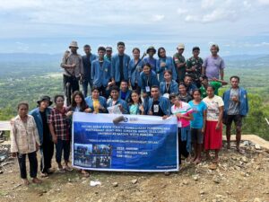 Mahasiswa KKN UNWIRA Kupang Hijaukan Bukit Wehor