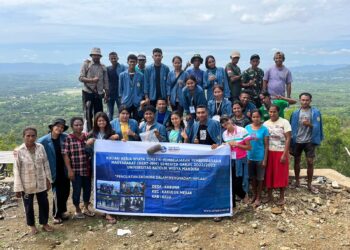 Mahasiswa KKN UNWIRA Kupang Hijaukan Bukit Wehor