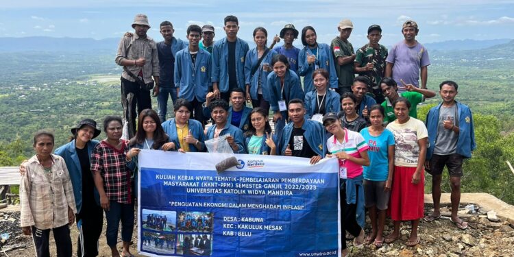 Mahasiswa KKN UNWIRA Kupang Hijaukan Bukit Wehor