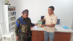 Advokat Petrus Bala Pattyona Sumbang Buku ke Perpustakaan Daerah Lembata Prof. Gorys Keraf