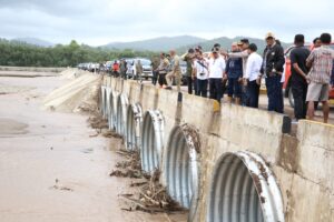 Gubernur VBL Tinjau Lokasi Bencana Banjir di Kupang