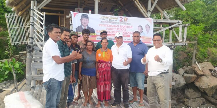 Gabriel Beri Bina Bantu Pukat Untuk Nelayan Tanah Merah Lembata