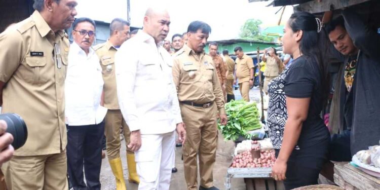 Gubernur VBL Tinjau Pasar Inpres Naikoten Kupang