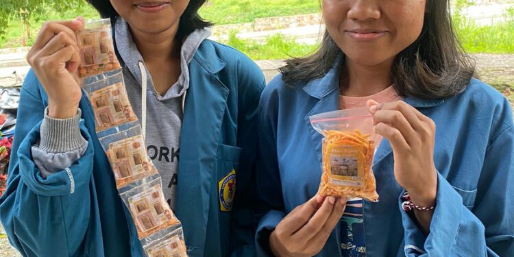 Mahasiswa KKN UNWIRA Produksi Aneka Keripik di SoE