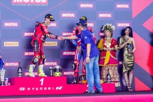 Ketua MPR RI Bamsoet Serahkan Trophy Juara World Superbike Mandalika 2023, Bautista Juara, Toprak Urutan Kedua