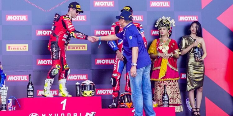 Ketua MPR RI Bamsoet Serahkan Trophy Juara World Superbike Mandalika 2023, Bautista Juara, Toprak Urutan Kedua