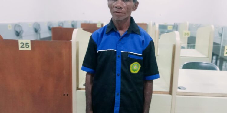 Kisah Inspiratif Eduardus Kamlasi : Saya Hanya Tamat SLTP Tapi Mau Anak Raih Sarjana!.