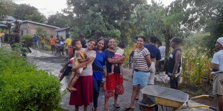 Pemuda Lembata Rabat Jalan Rusak di Lewoleba Barat