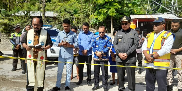 Wagub NTT Resmikan Jalur Alternatif di Lokasi Tanah Longsor Takari