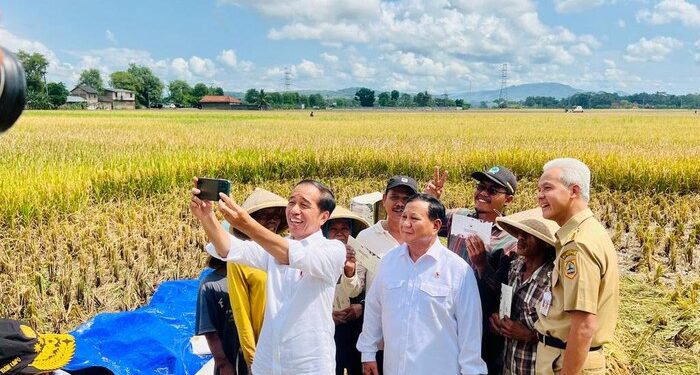 Jokowi Selfie Akrab Bareng Prabowo dan Ganjar di Sawah Kebumen