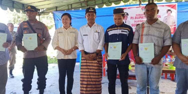 Warga Wairiang Terima Sertifikat Tanah, Terima Kasih Bupati Lembata