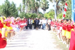 Gubernur Serahkan Dana Pendidikan Untuk 45 Sekolah di Kabupaten TTS