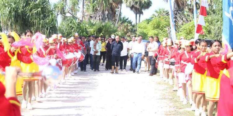 Gubernur Serahkan Dana Pendidikan Untuk 45 Sekolah di Kabupaten TTS
