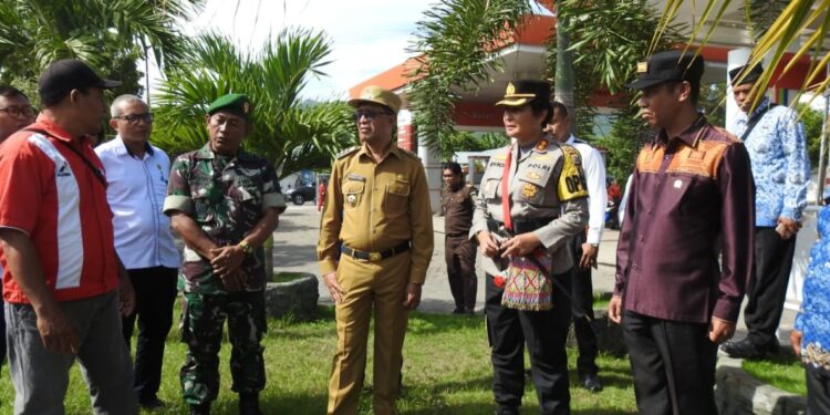 Kapolres Vivick Mengurai Antrean BBM di Lembata