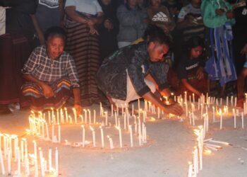 Pecinta Sepak Bola Uyelewun Gelar Aksi 1000 Lilin Untuk EB 01 PERSEDIM FC