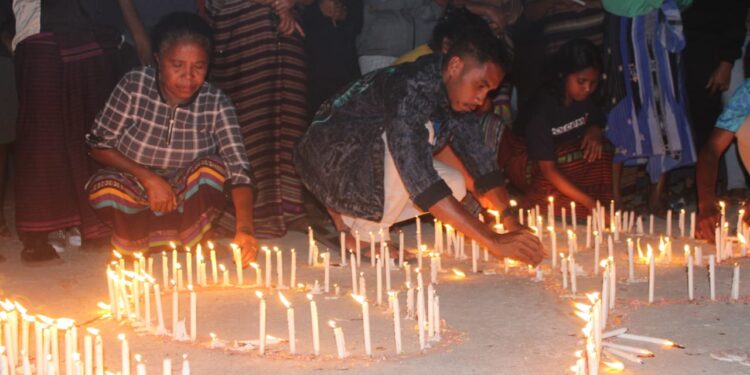 Pecinta Sepak Bola Uyelewun Gelar Aksi 1000 Lilin Untuk EB 01 PERSEDIM FC