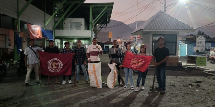 PMKRI Ende Bakti Sosial, Bersihkan Sampah Dua Pasar