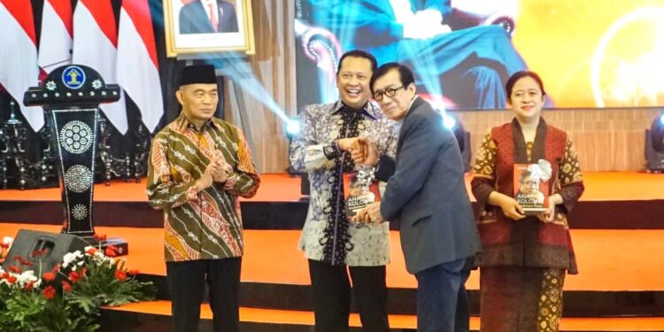 Ketua MPR Bamsoet Apresiasi Peluncuran Buku “Anak Kolong Menjemput Mimpi. Biografi Politik 70 Tahun The Smiling Minister”