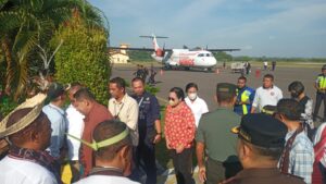 Tarian Hedung Sambut Tan di Bandara Wunopito