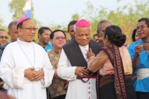 Uskup Larantuka Berkat Rumah Korban Badai Seroja Lembata