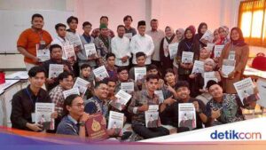 Romo Syafii Bagi Buku Paradoks Indonesia Karya Prabowo ke Kader HMI