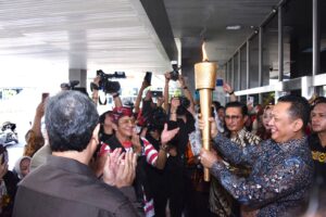 Ketua MPR Bamsoet Terima Obor Paskah Nasional, Himbau Umat Kristiani Jaga Persatuan di Tahun Politik