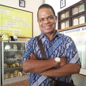 “Si Seniman Rumpu-Rampe” ( Eulogi Untuk Seniman-Musikus YUSTIN GENOHON, SVD )