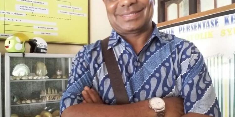 “Si Seniman Rumpu-Rampe” ( Eulogi Untuk Seniman-Musikus YUSTIN GENOHON, SVD )