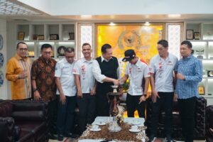 Ketua IMI Basoet Kasih Hadiah Rp 100 Juta Kepada Pembalap Indonesia Fadilah Arbi Aditama