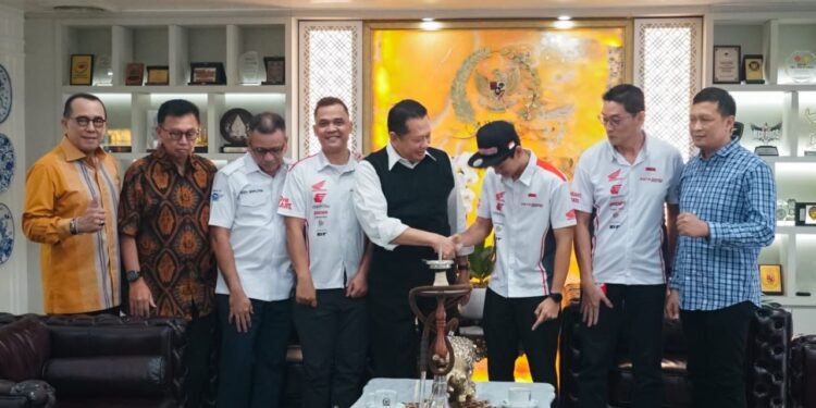 Ketua IMI Basoet Kasih Hadiah Rp 100 Juta Kepada Pembalap Indonesia Fadilah Arbi Aditama