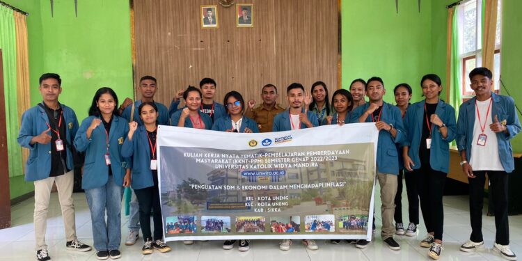 Lurah Kota Uneng Maumere Terima Mahasiswa UNWIRA Kupang