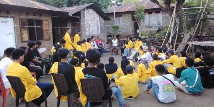 Mahasiswa Arsitek Undana Survei Rumah Adat Berstruktur Tradisional di Lamalera