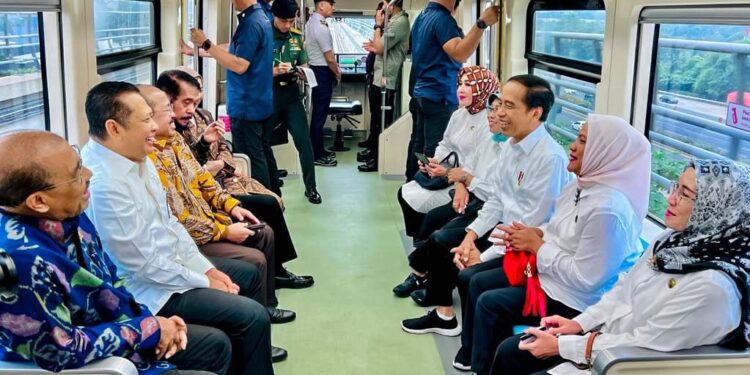 Ketua MPR Bamsoet Dampingi Presiden Jokowi Resmikan LRT Jabodetabek