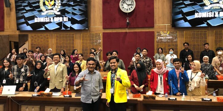 AHP  Paparkan Materi : Kampus Merdeka Dengan Tema, “Politik Sebagai Profesi”