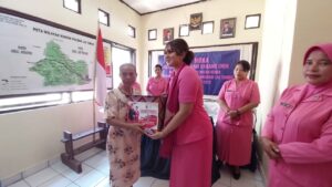 Ketua Bhayangkari Cabang Ende Berikan Tali Asih ke Warakawuri Lio Timur dan Wolowaru